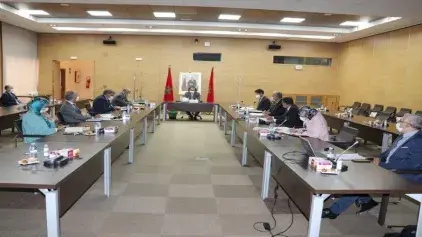 M. Amara préside une réunion sur les petits barrages