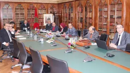 M. Amara préside une réunion concernant le dragage du sable au niveau de l’embouchure du fleuve Oum Errabia