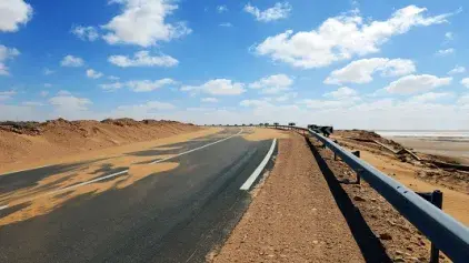 Ensablement des routes à Lâayoune et Tarfaya, une lutte permanente pour assurer  la circulation sur les réseaux routiers