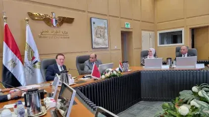 وزير النقل واللوجيستيك يباحث مع وزير الطيران المدني المصري سبل تعزيز التعاون بين البلدين في مجال الطيران